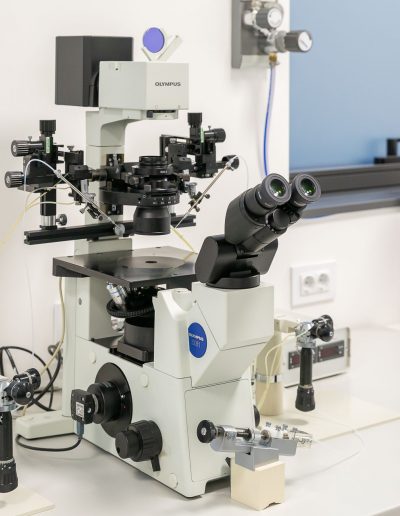 Mikroskop sa mikromanipulatorom